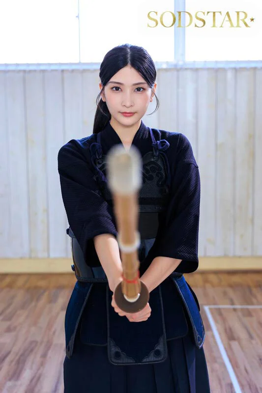 無表情な剣道の女師範 その凛とした佇まいからは想像出来ないほど弟子たちに甘く「チン媚び」目線で何度でもヌイてくれる 本庄鈴