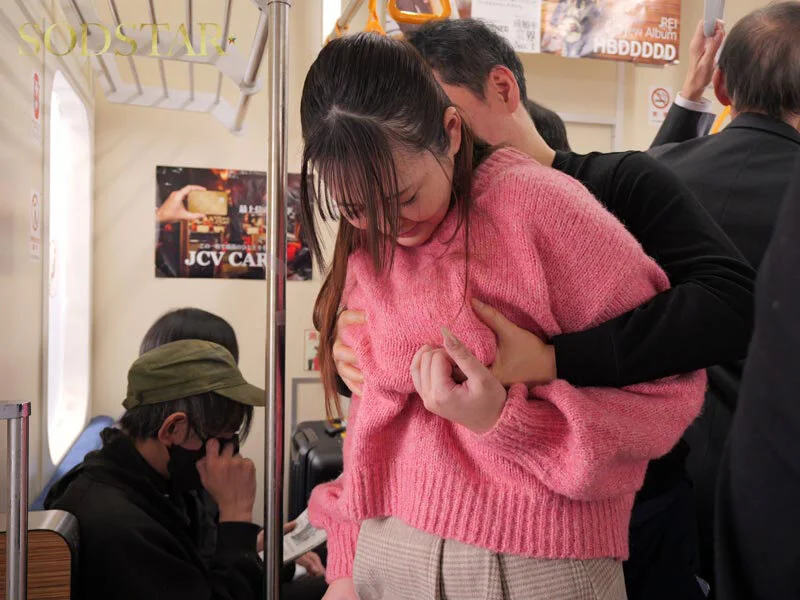 电车上格外显眼的O罩杯爆乳姐姐遭痴汉后毫不反抗，超敏感体质让她无声高潮！｜Momona Koibuchi