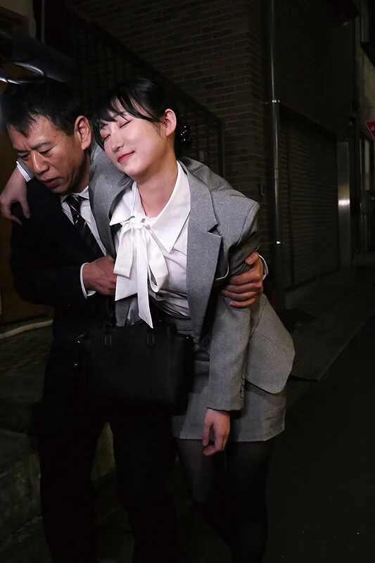飲みすぎたフリしてデカチン上司を誘惑する淫乱女子社員 雪代美鳳