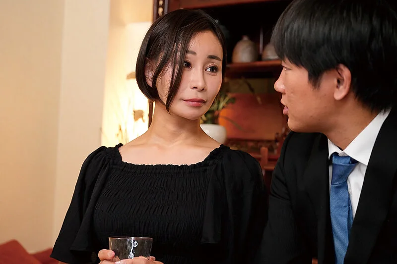 夫の三回忌の夜、娘婿と交わる未亡人の義母 明里ともか